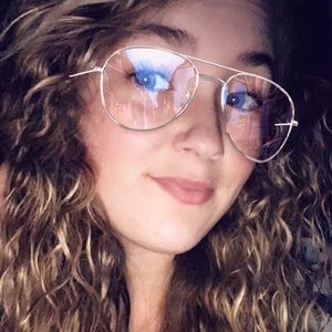 Meet your Posher, Leona